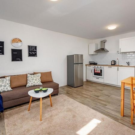 Center House With Apartments أوماغ المظهر الخارجي الصورة