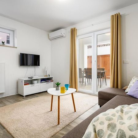 Center House With Apartments أوماغ المظهر الخارجي الصورة