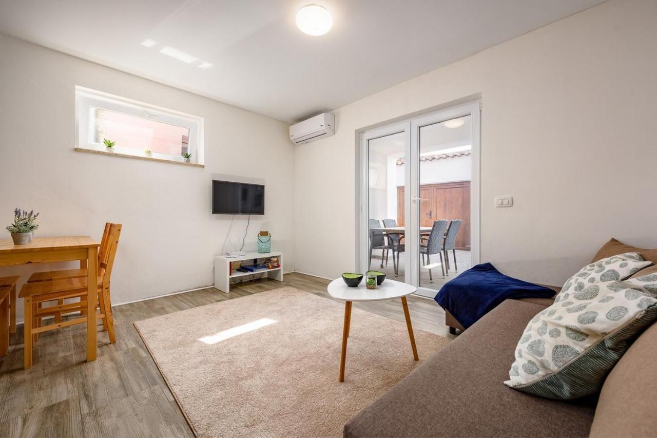 Center House With Apartments أوماغ المظهر الخارجي الصورة