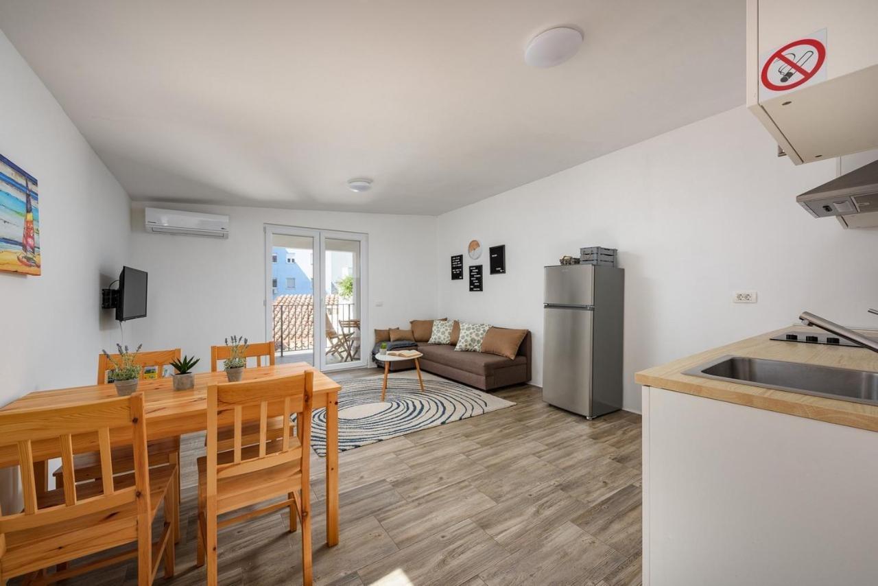 Center House With Apartments أوماغ المظهر الخارجي الصورة