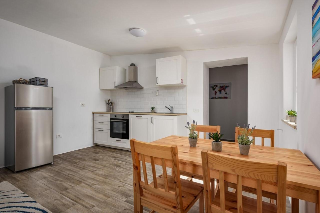 Center House With Apartments أوماغ المظهر الخارجي الصورة