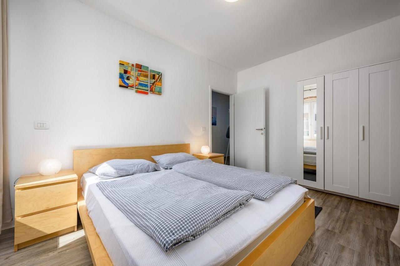 Center House With Apartments أوماغ المظهر الخارجي الصورة