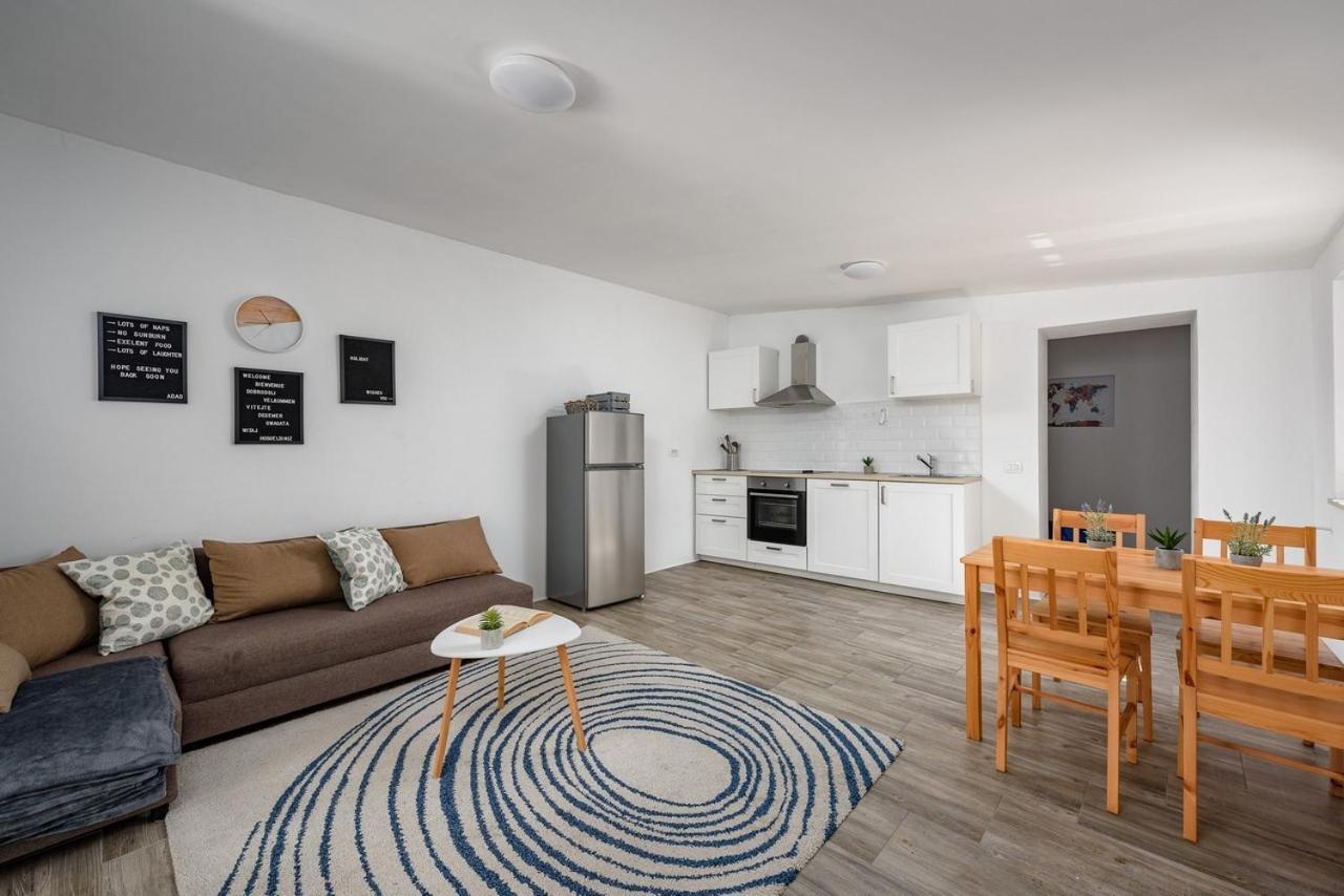 Center House With Apartments أوماغ المظهر الخارجي الصورة