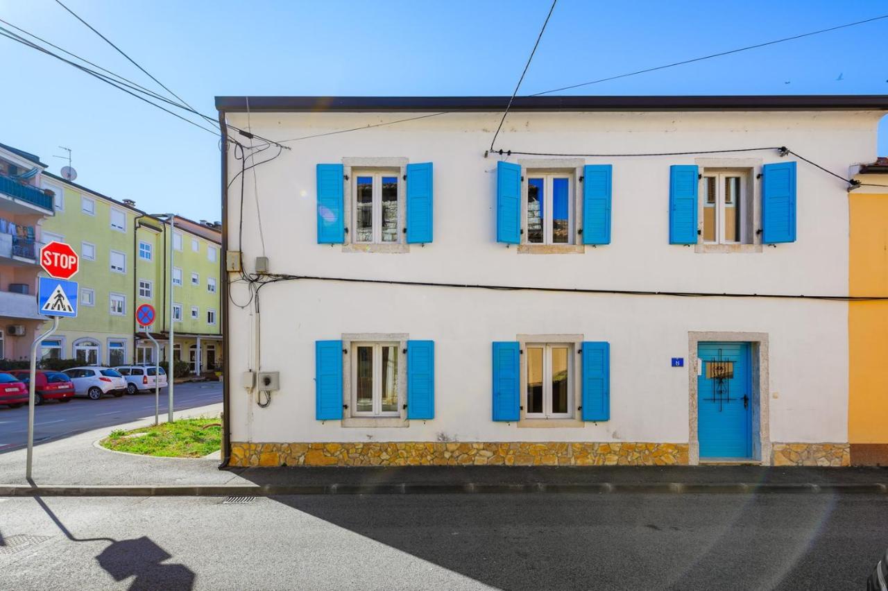 Center House With Apartments أوماغ المظهر الخارجي الصورة
