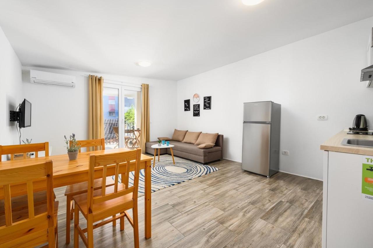 Center House With Apartments أوماغ المظهر الخارجي الصورة