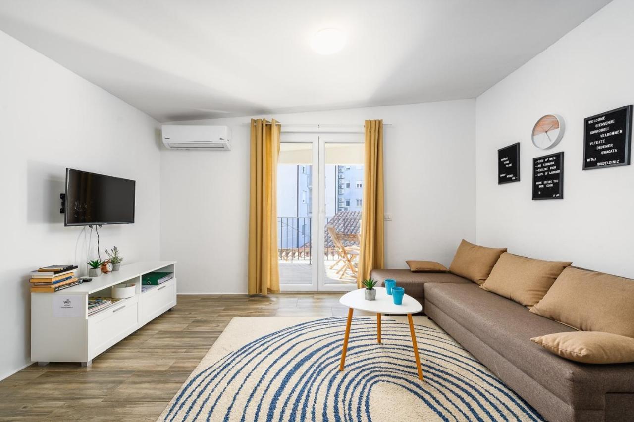 Center House With Apartments أوماغ المظهر الخارجي الصورة