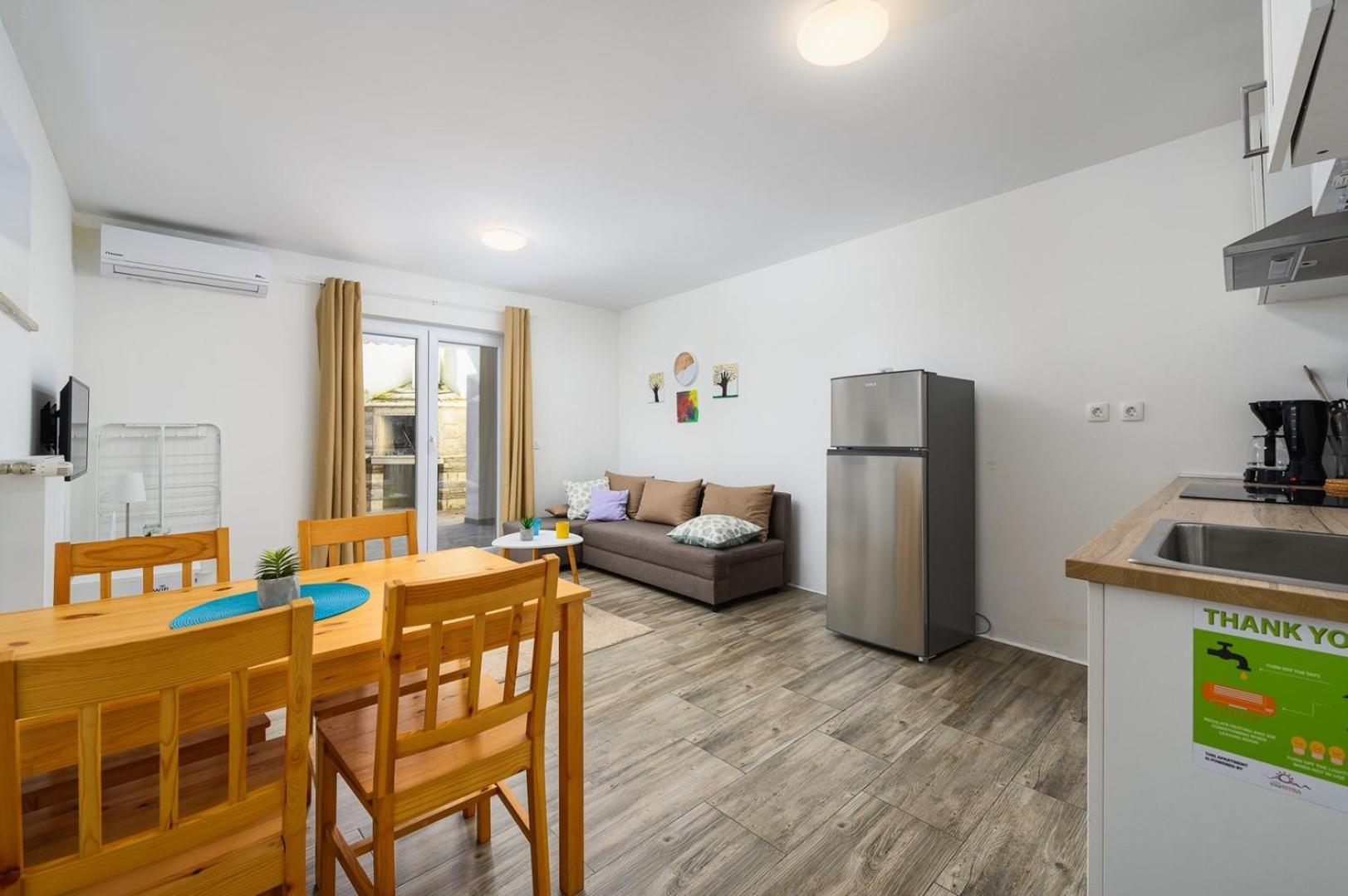 Center House With Apartments أوماغ المظهر الخارجي الصورة