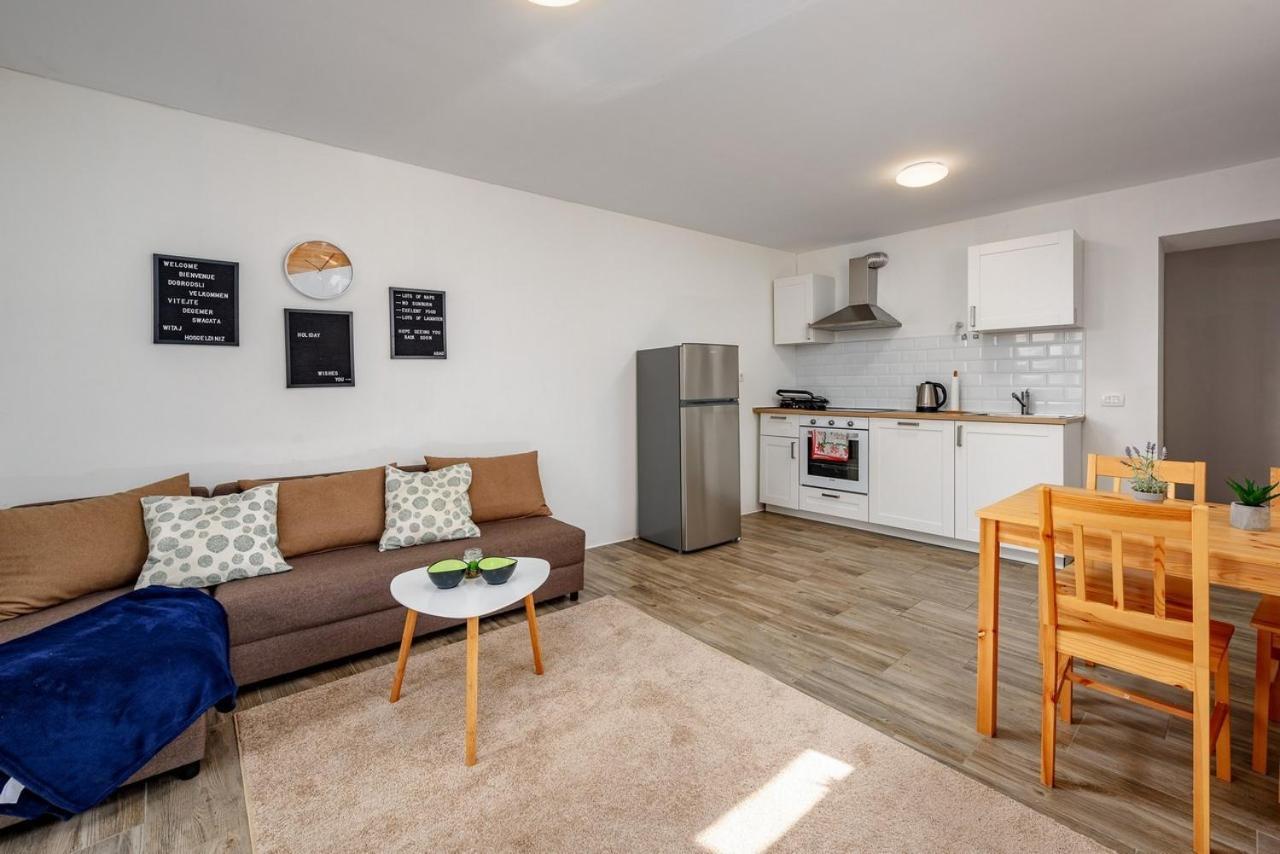 Center House With Apartments أوماغ المظهر الخارجي الصورة