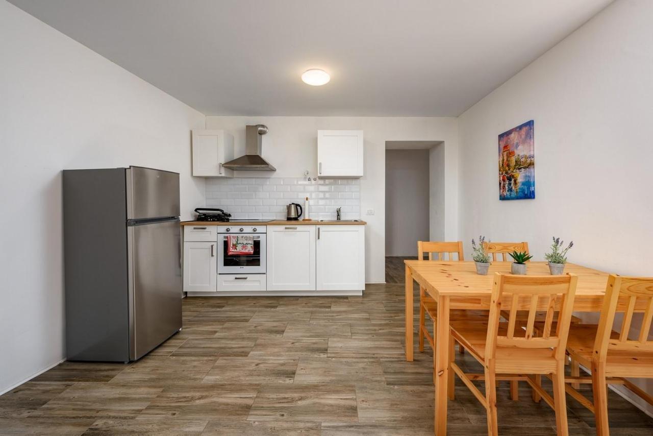 Center House With Apartments أوماغ المظهر الخارجي الصورة