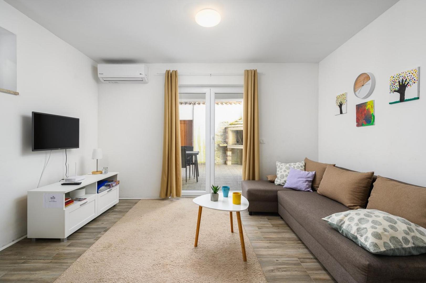 Center House With Apartments أوماغ المظهر الخارجي الصورة