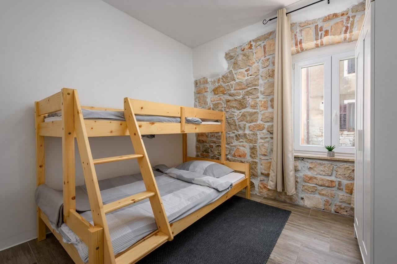 Center House With Apartments أوماغ المظهر الخارجي الصورة