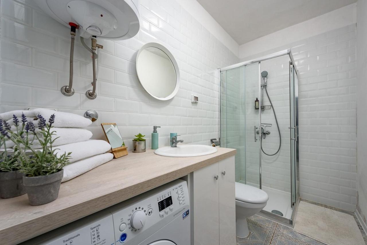 Center House With Apartments أوماغ المظهر الخارجي الصورة