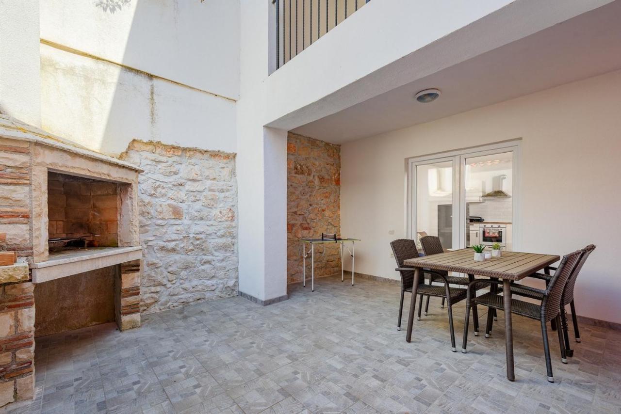 Center House With Apartments أوماغ المظهر الخارجي الصورة